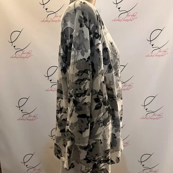 Chico's. Size 1 Small. White Gray Open Front Knit Cardigan. Asymmetric. B110 - Picture 3 of 4